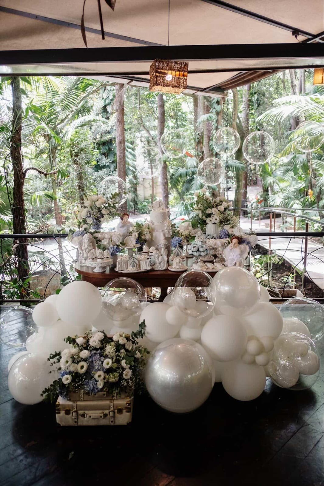 Decoração de festa ao ar livre com arranjos florais e balões